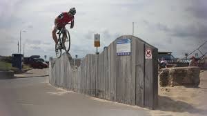 Martyn Ashton beherrscht sein Fahrzeug nicht.